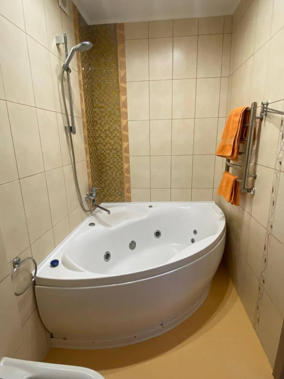 Apartpoltava Двокімнатні Апартаменти З Джакузі Біля Листопаду מראה חיצוני תמונה